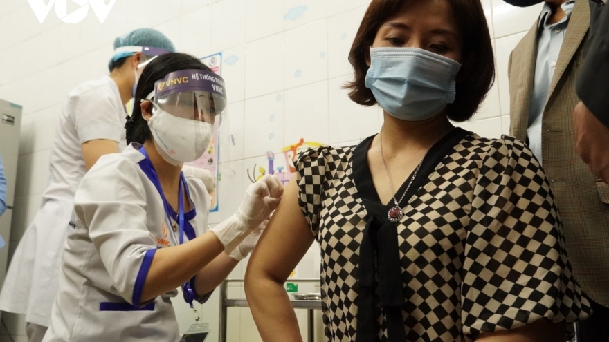 COVID-19 vaccination conducted in 19 Vietnamese localities, recoveries hit 2,265